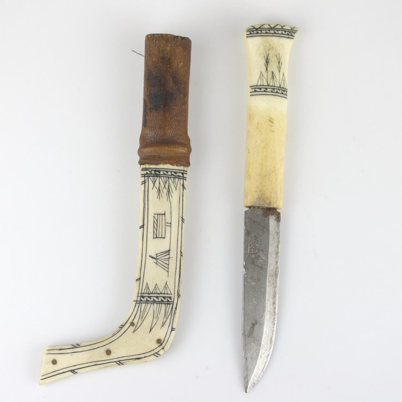 SAMEKNIV, skaft och slida av horn, 1900-tal.