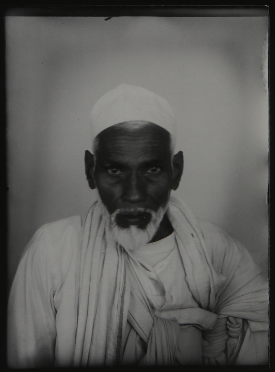 DENISE GRÜNSTEIN. "Jaisana, man from village". Gelatinsilverfotografi. Vintage. Signerad och daterad 1999.