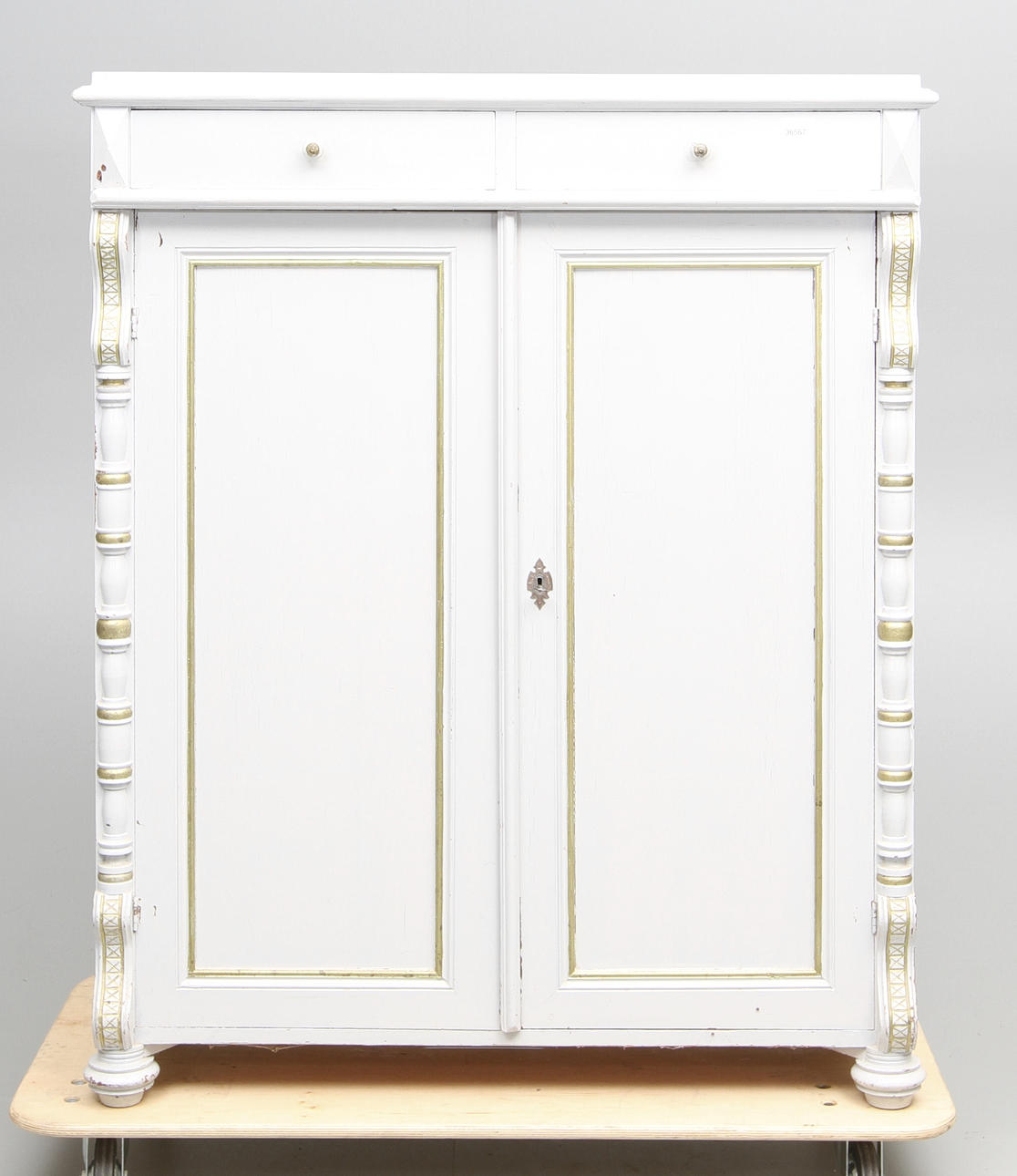 SKÄNK. gråmålad C:a 1900.