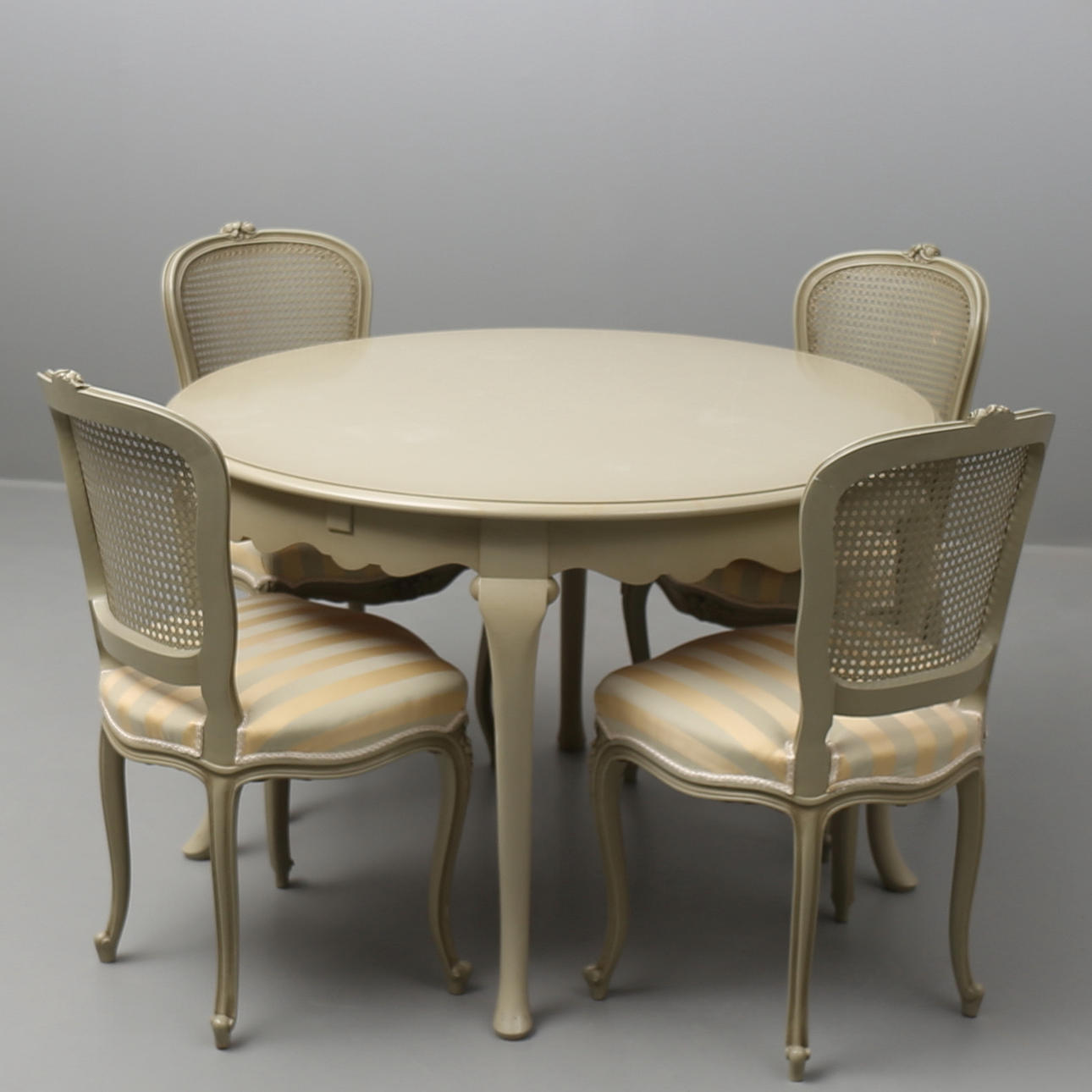 MATSALSMÖBLEMANG i lackerat lövträ, 7 delar, Rokokostil 1900-talets andra hälft.