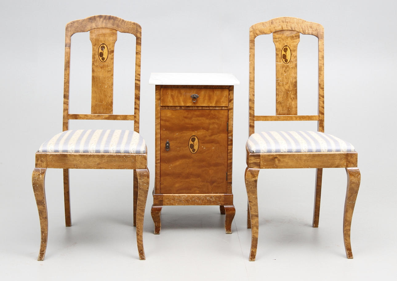 NATTBORD, samt 2 stolar 1920-tal.