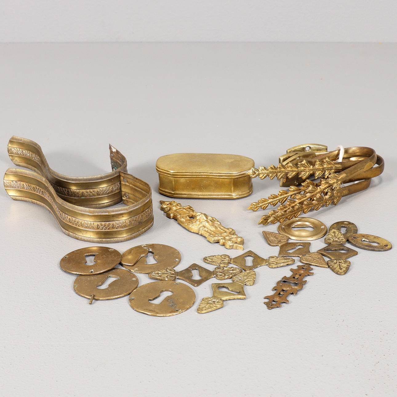 GARDINSTÆNGER, NØGLESKILTE og mere i messing.