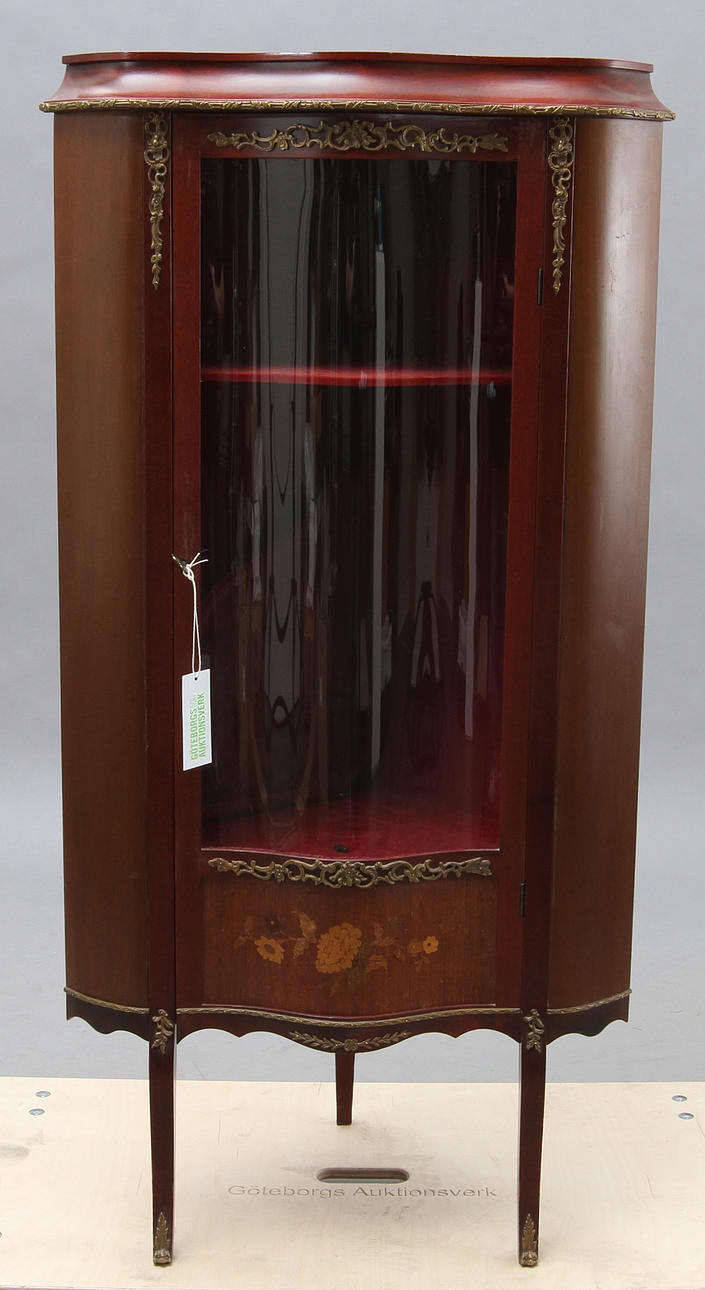 HÖRNVITRINSKÅP. Rokokostil, inläggningar, metallbeslag.