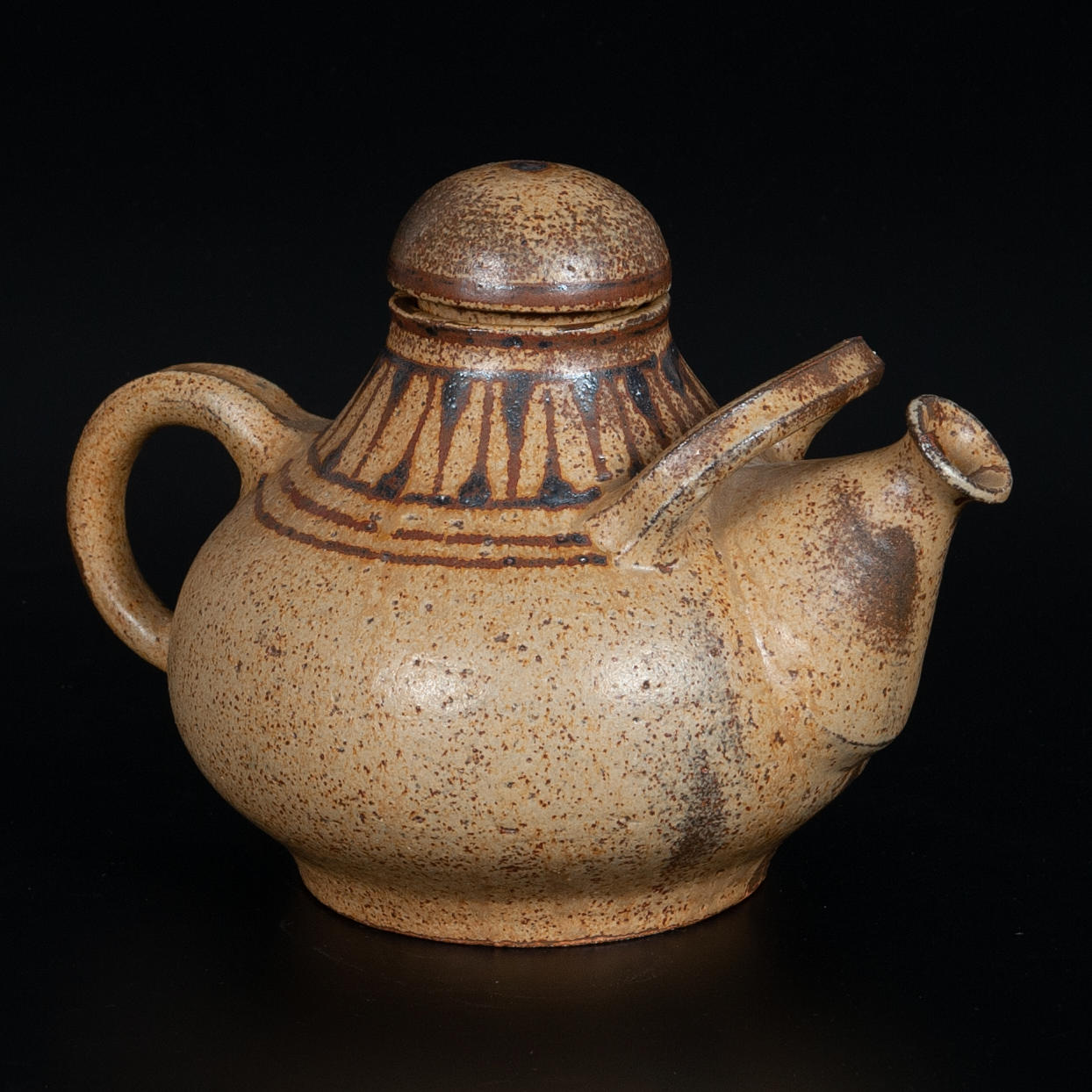 DANIEL KOST. Tekanna, glaserat gods.