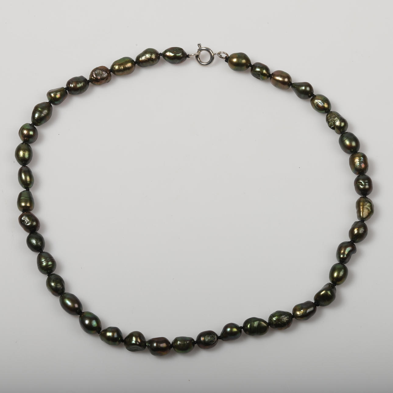 COLLIER, grönskimrande pärlor.