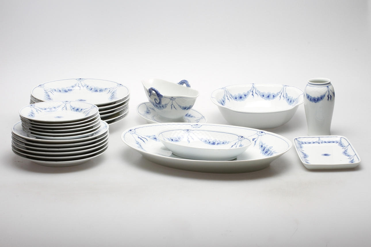 SERVISDELAR, 24 delar, porslin, "Empire", Bing & Gröndahl, Danmark.