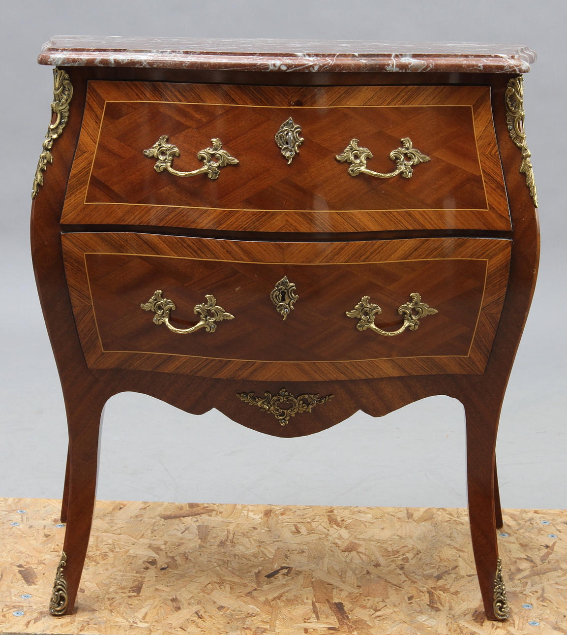 BYRÅ. Rokokostil, 2 lådor, inläggningar.