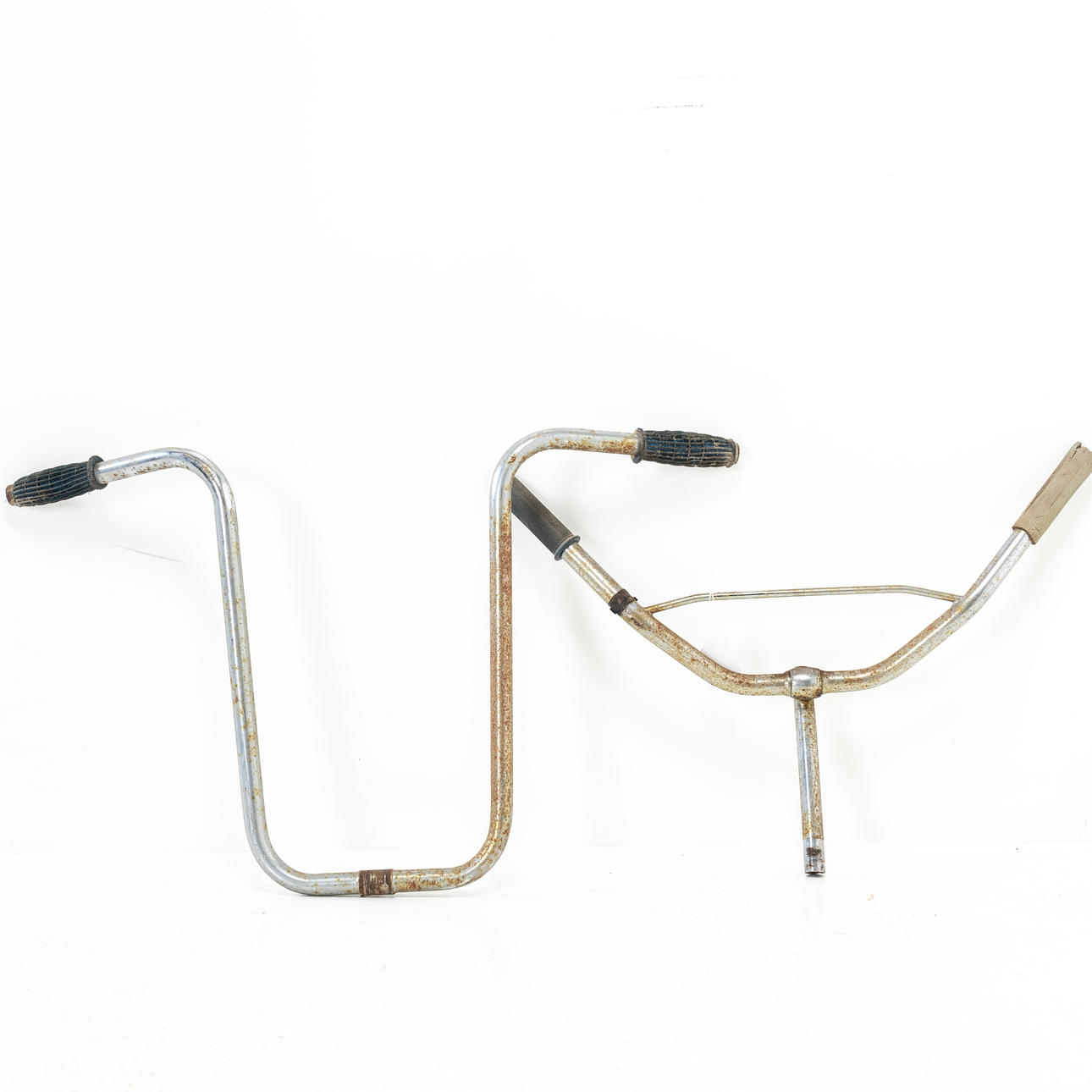 2-piece handlebar, so called “Appendage”.