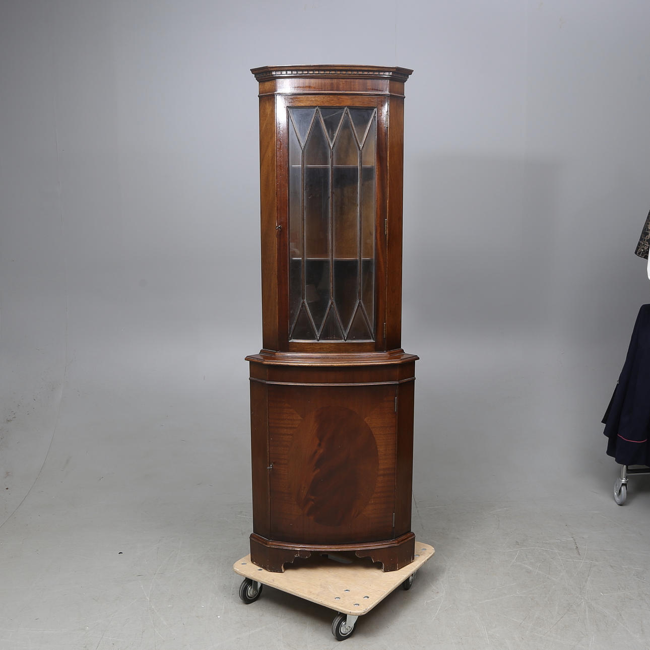 HÖRNSKÅP, med vitrin, 1900-tal.