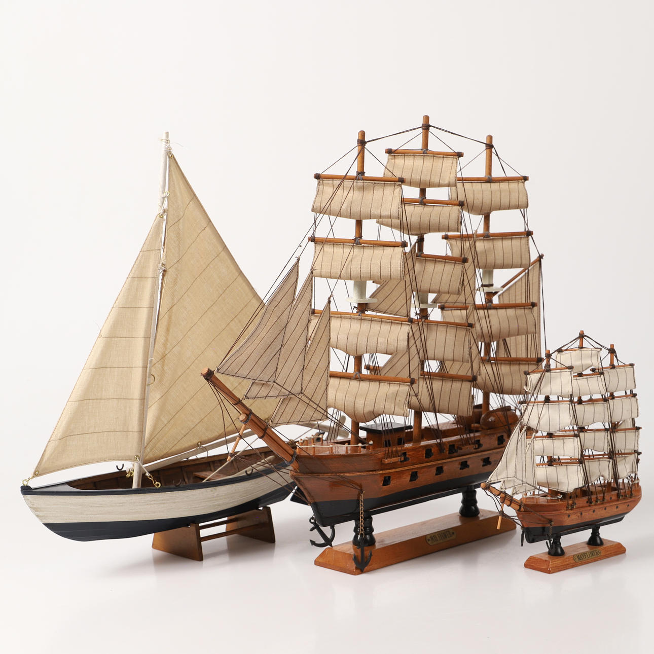 BÅDMODELLER, 3 stk., træ/tekstil, inkl. „Mayflower“.