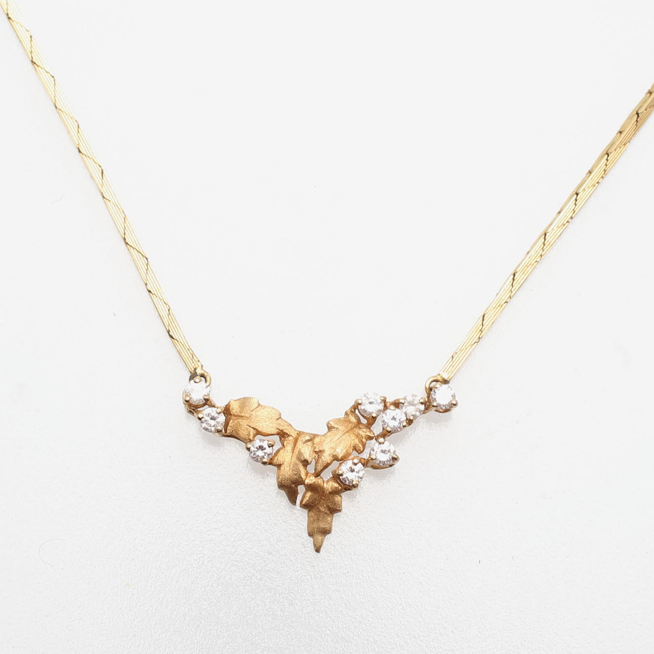 COLLIER, 18K guld med briljanter, troligen finsk, 1900-tal, vikt 12,32 gram.