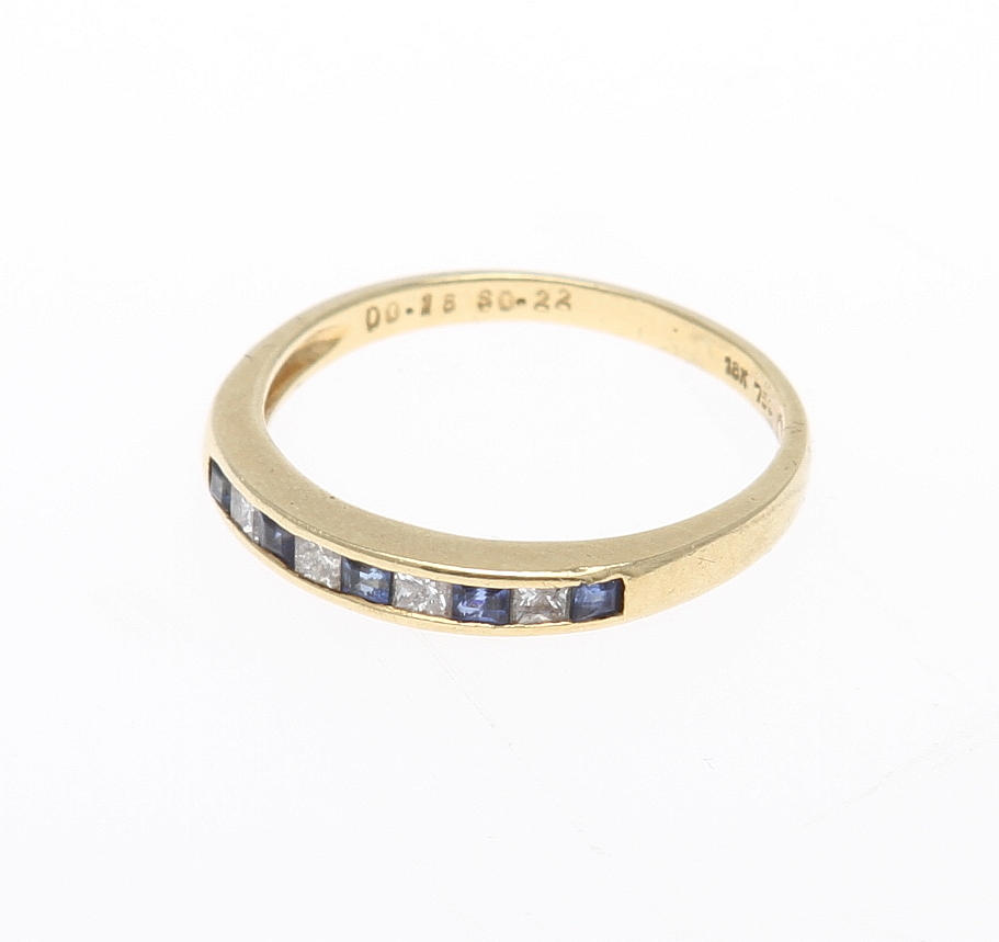 RING. 18k guld med 4 små diamanter och 5 safirer, 1,8 gram.