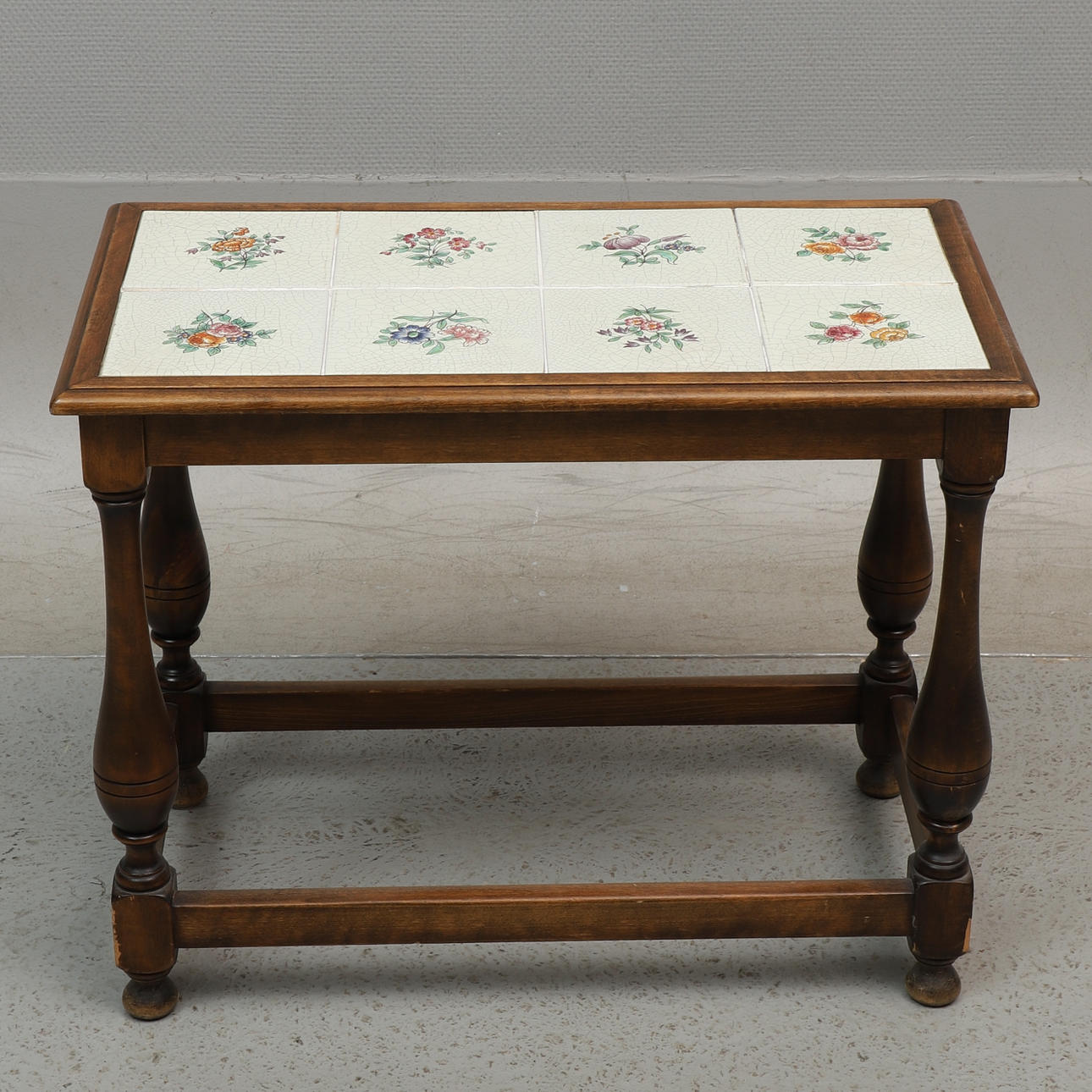 Ein Holztisch mit Fliesen, 20. Jahrhundert.
