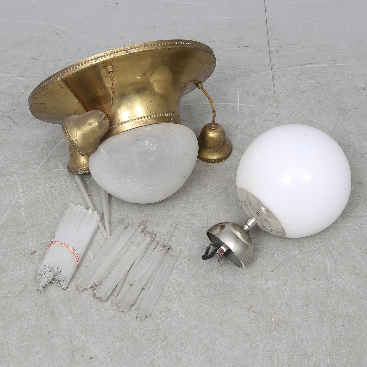 TAKLAMPAOR, 2 st, 1900-talets första hälft.