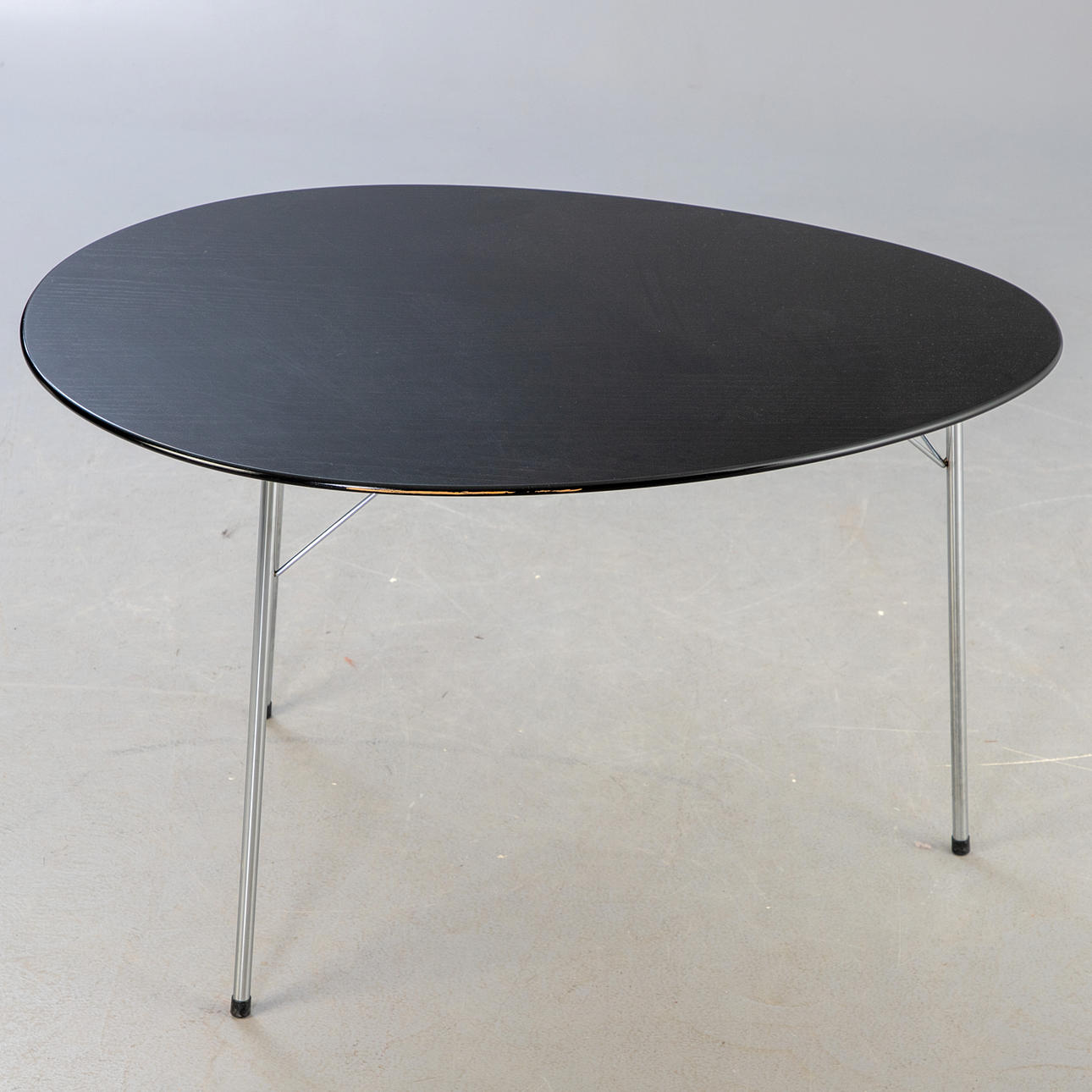ARNE JACOBSEN. Fritz Hansen. table, “egg table”.
