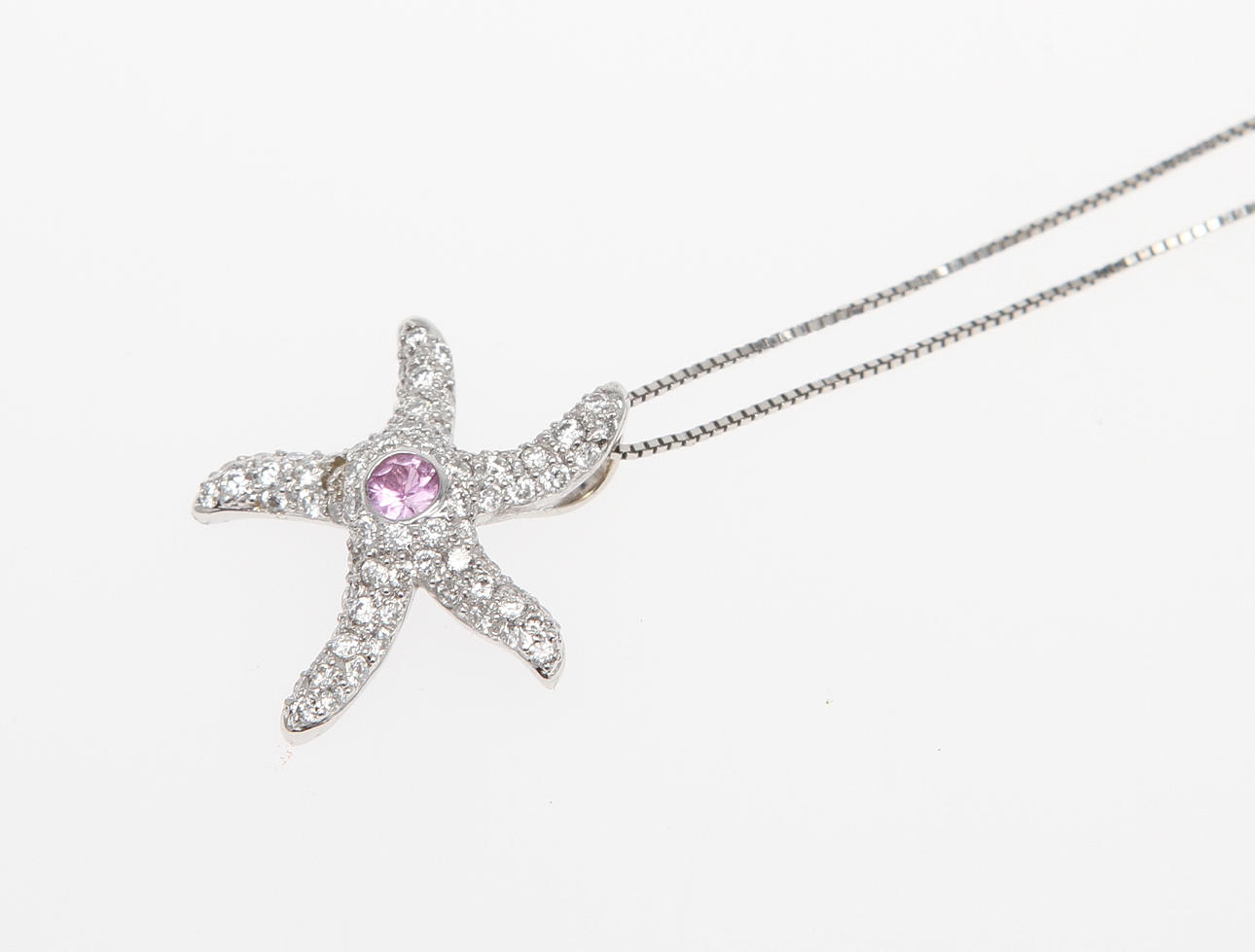 HÄNGE. 18k vitguld med diamanter och rosa safir samt kedja 14k, totalt 2,1 gram.