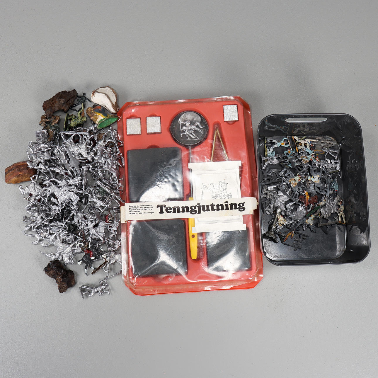 TINSOLDATER med udstyr til tinstøbning.