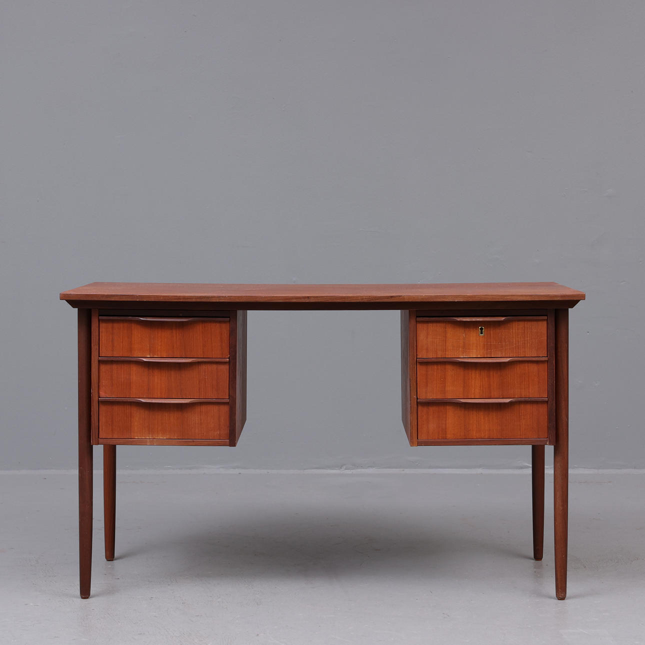 SKRIVBORD, teak, 1950/60-tal.