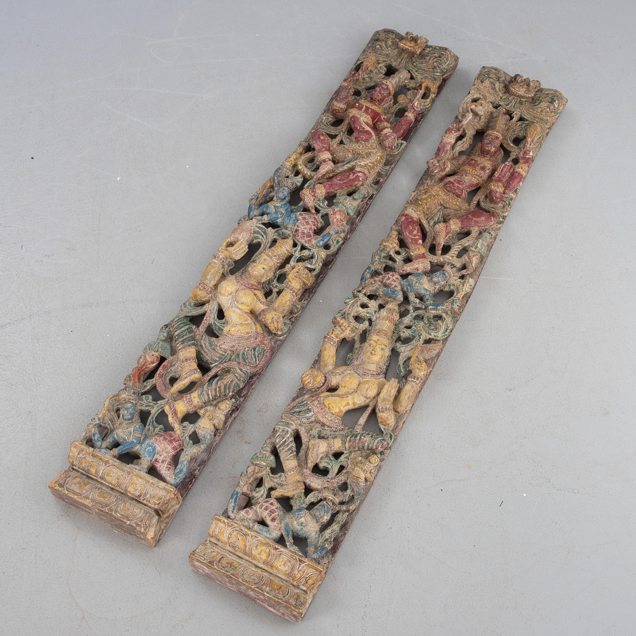 Paar Paneele mit Schnitzereien, Indien, 20. Jh. (2).