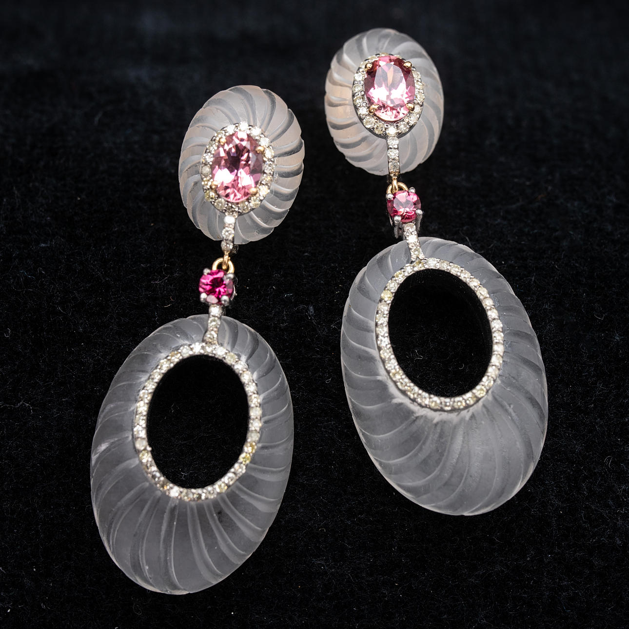 Tumalin-, kvarts- och diamantörhängen.