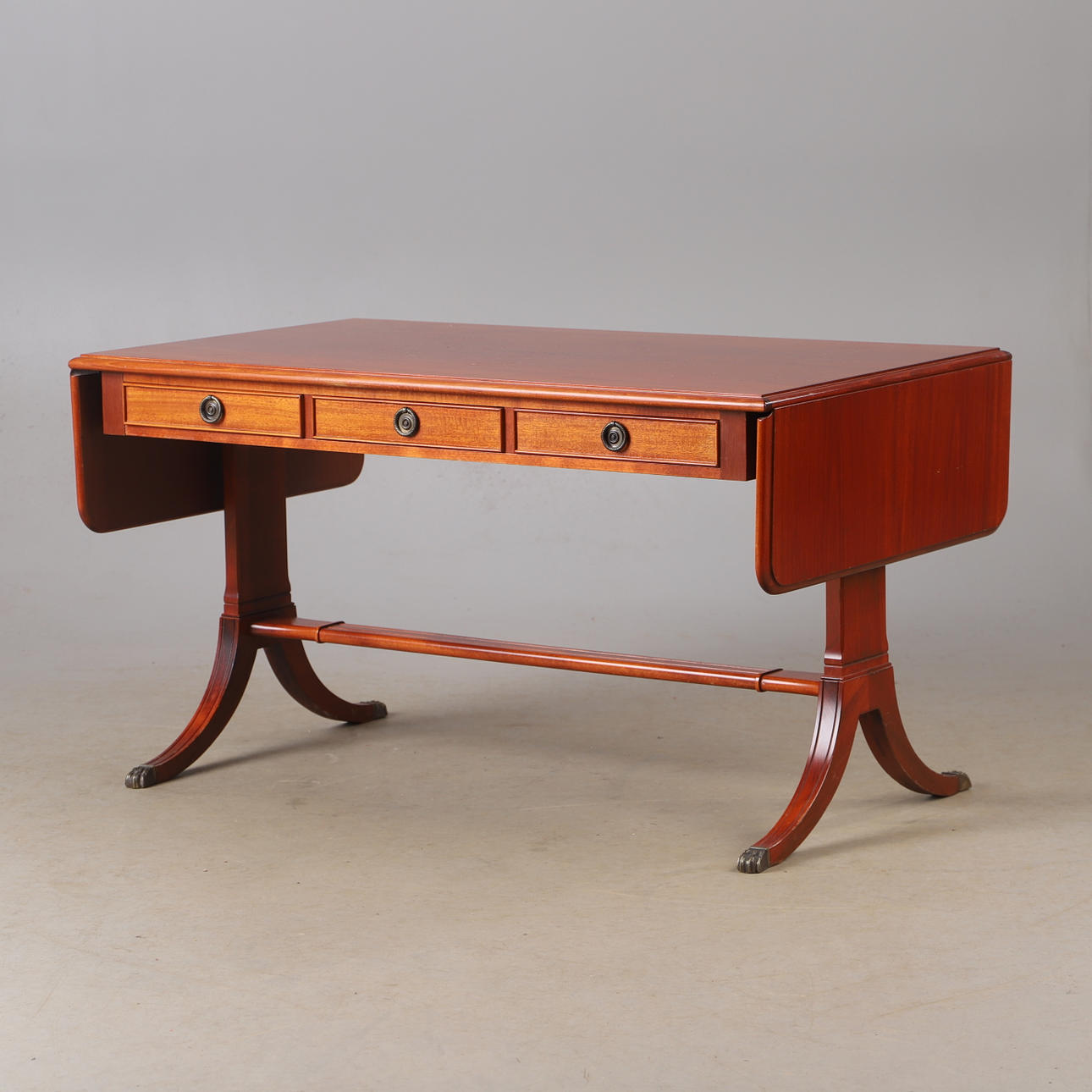 SOFABORD med klapper og skuffer, mahogni.