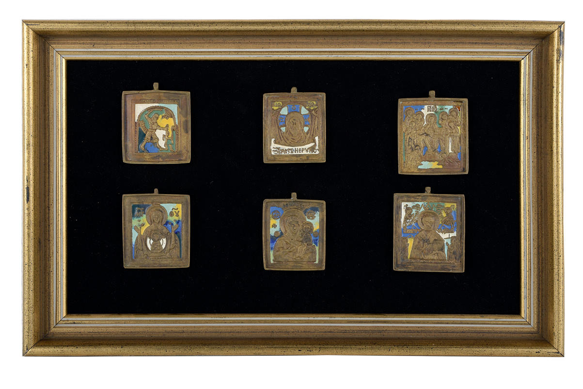 6 EMAILLIERTE REISEIKONEN. Monterad på svart sammet och inramad.