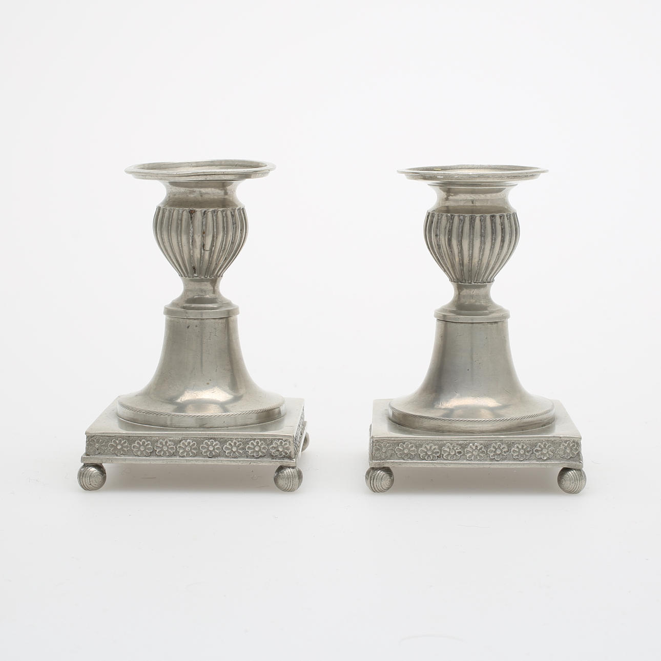 LJUSSTAKAR, ett par, tenn, Niclas Anström, Växjö, 1833.