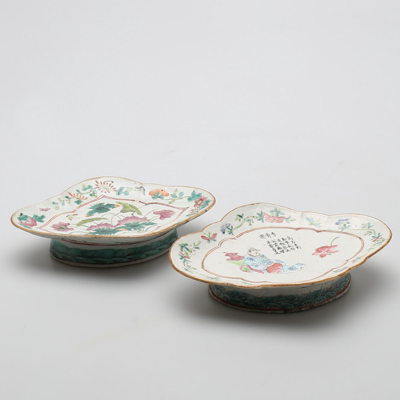 FAT PÅ FOT, 2 st. Porslin Kina 1900-tal.