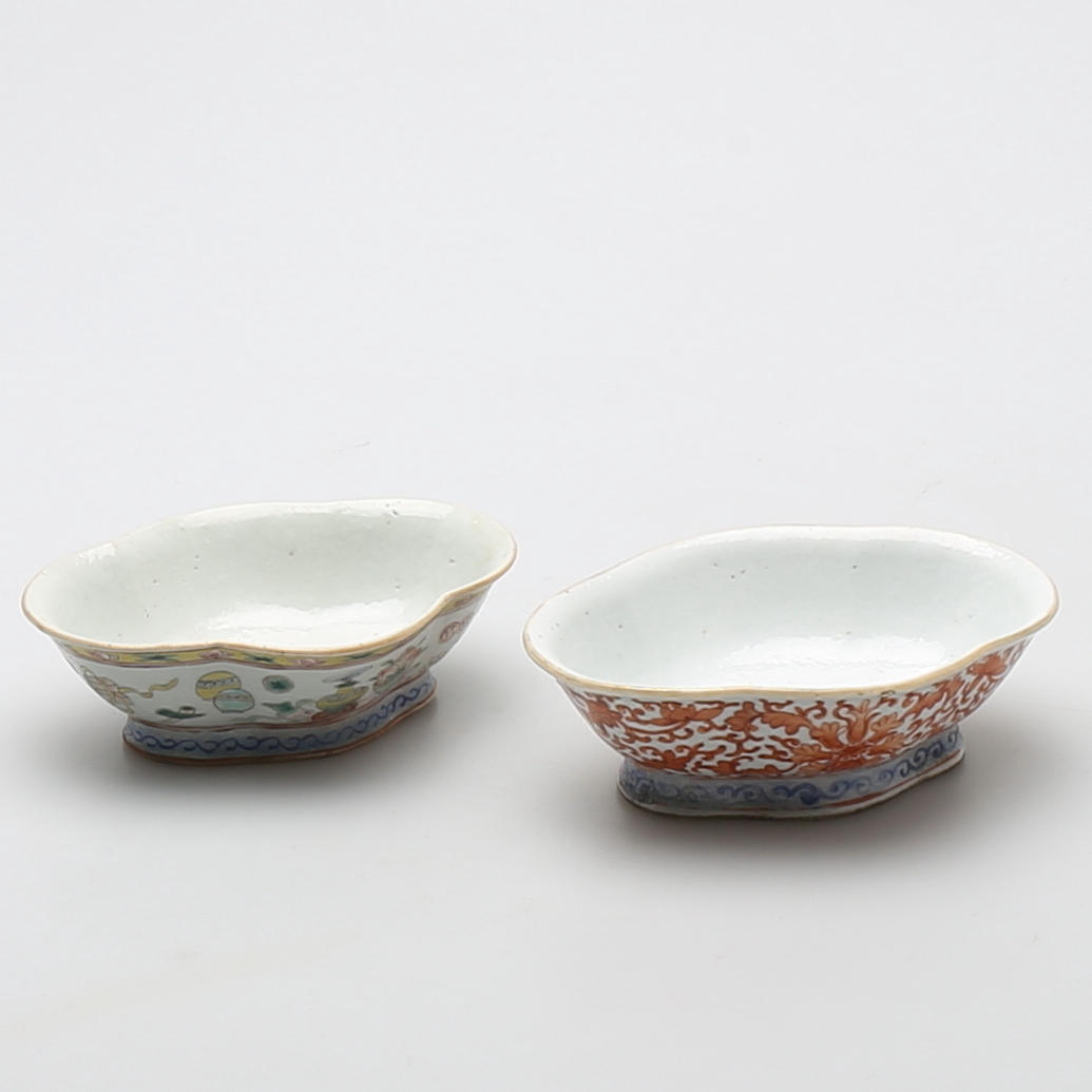 SKÅLAR PÅ FOT, 2 st, porslin Kina 1800/1900-tal.