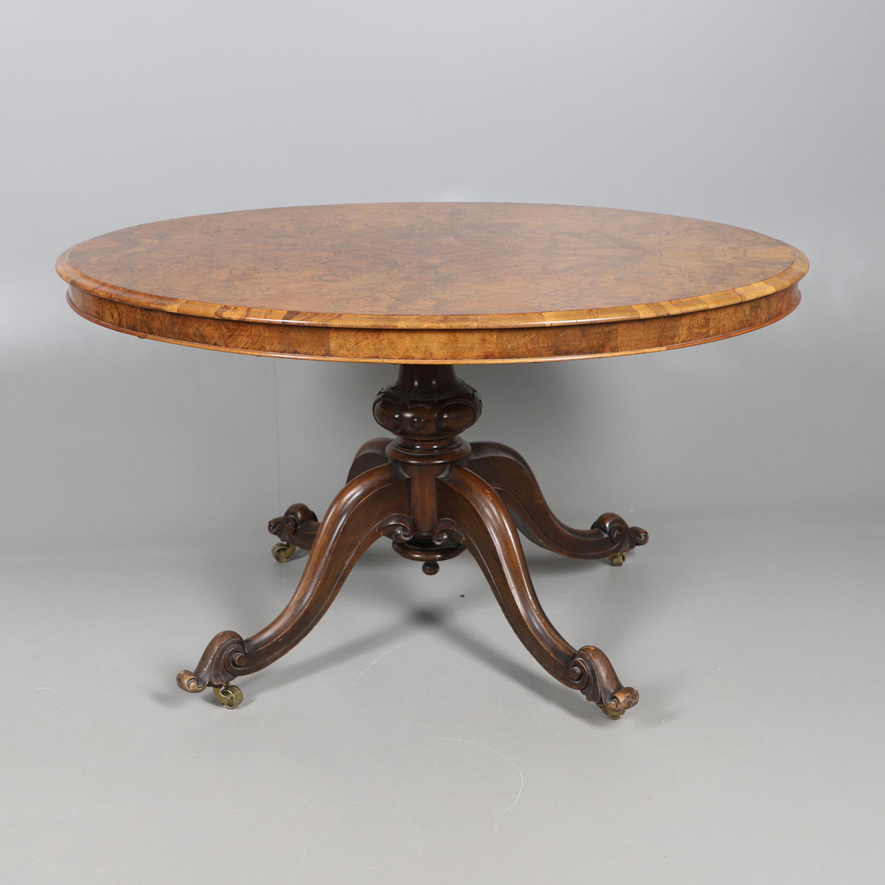 EIN OVALER LOGOTISCH AUS VIKTORIANISCHEM NUSSBAUM.