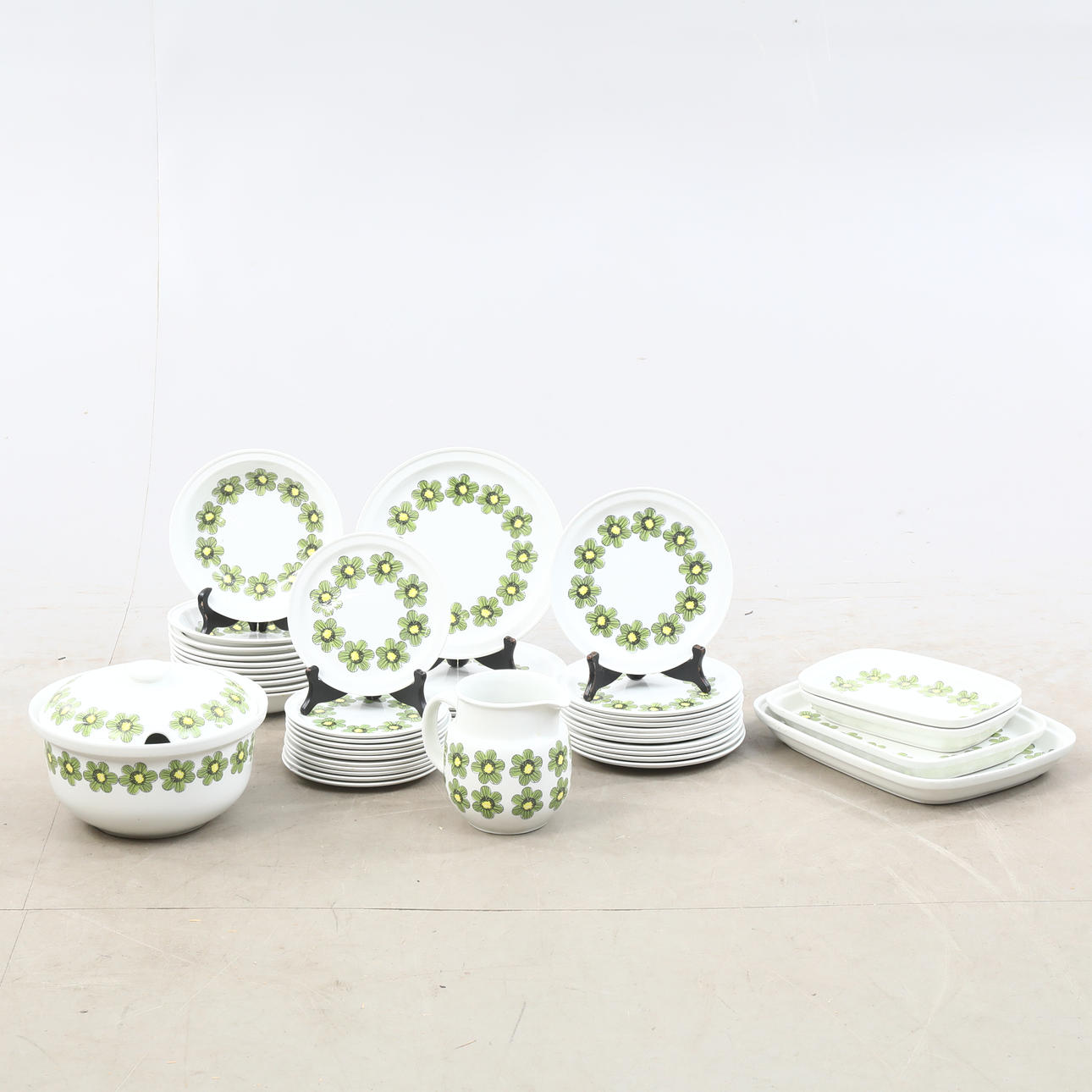 A set of 44 pieces, “Primavera” Arabia, Finland. Ceramics