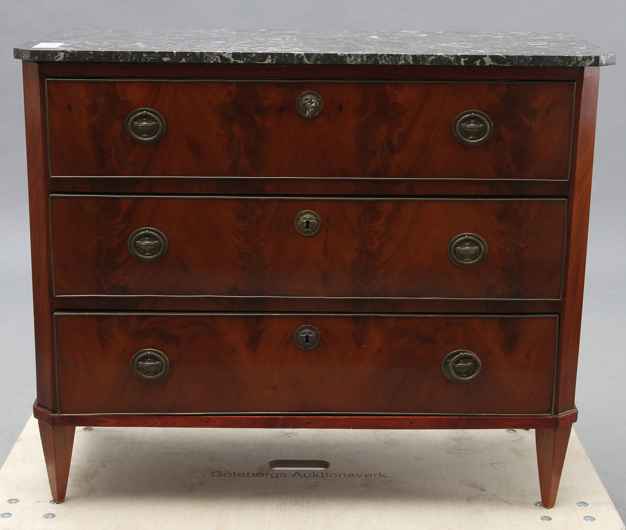 BYRÅ, sengustaviansk stil, trol 1800- talets slut.