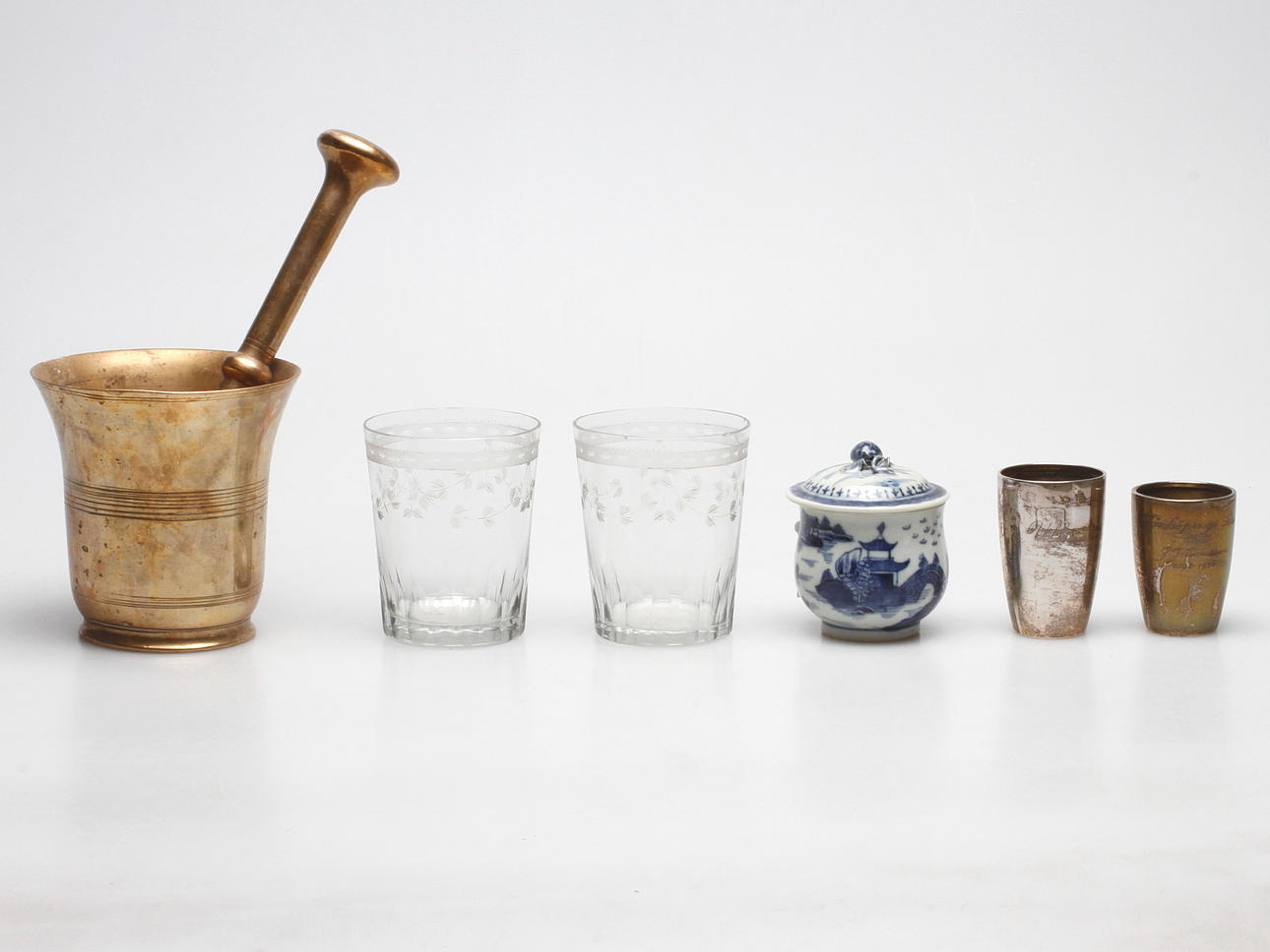 GLAS, MÄSSING, SILVER OCH PORSLIN, Kina och Sverige, 1800-tal.