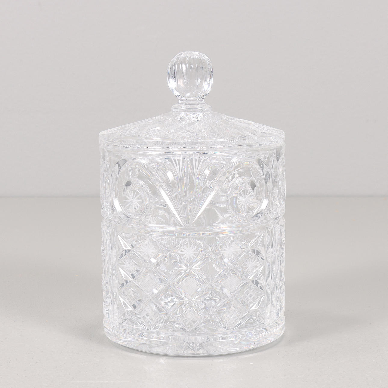JAR with lid, cut crystal.