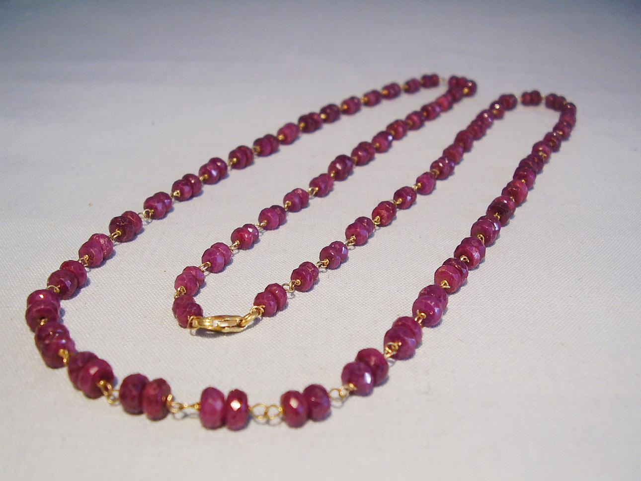 RUBY HALSBAND naturliga rubiner handgjorda i gult guld 750.