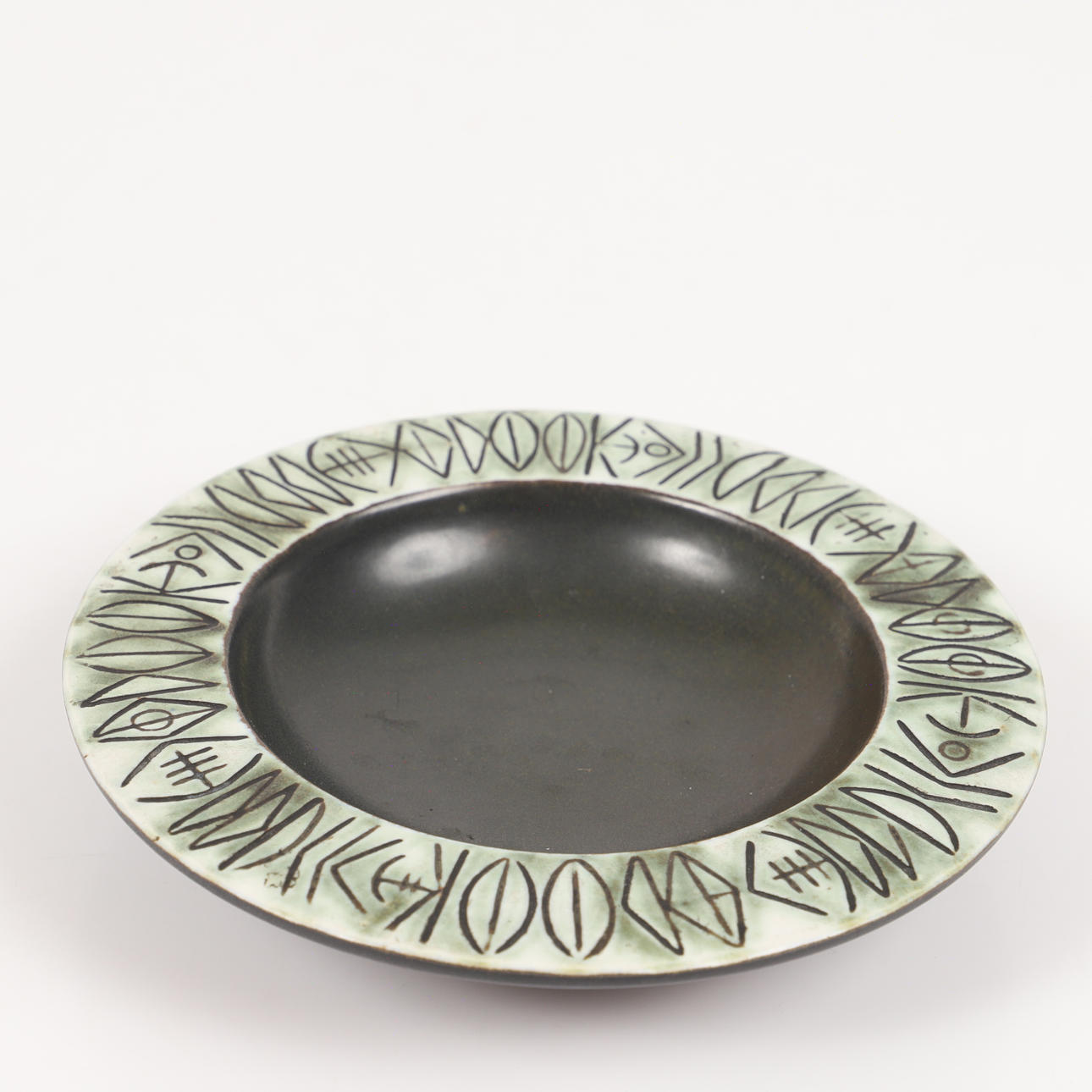 LISA LARSON. Un plato de gres, «Paloma», Gustavsberg.