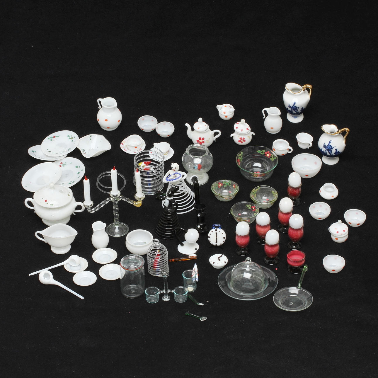 PARTI DOCKSERVISDELAR samt MINIATYRER, porslin samt glas, 1900-tal.