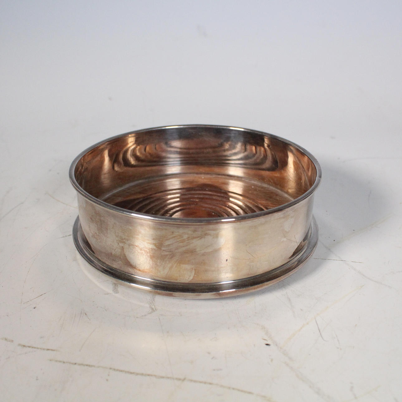 Englischer Flaschenuntersetzer, Silber, punziert.