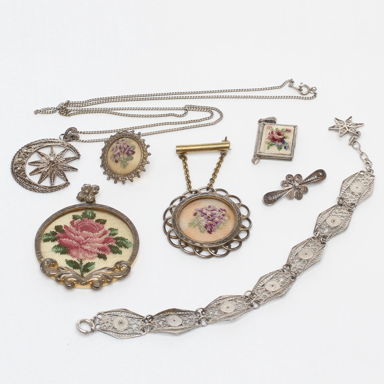 SMYCKEN, 7 delar, filigran samt broderi, mestadels silver, 1900-tal.