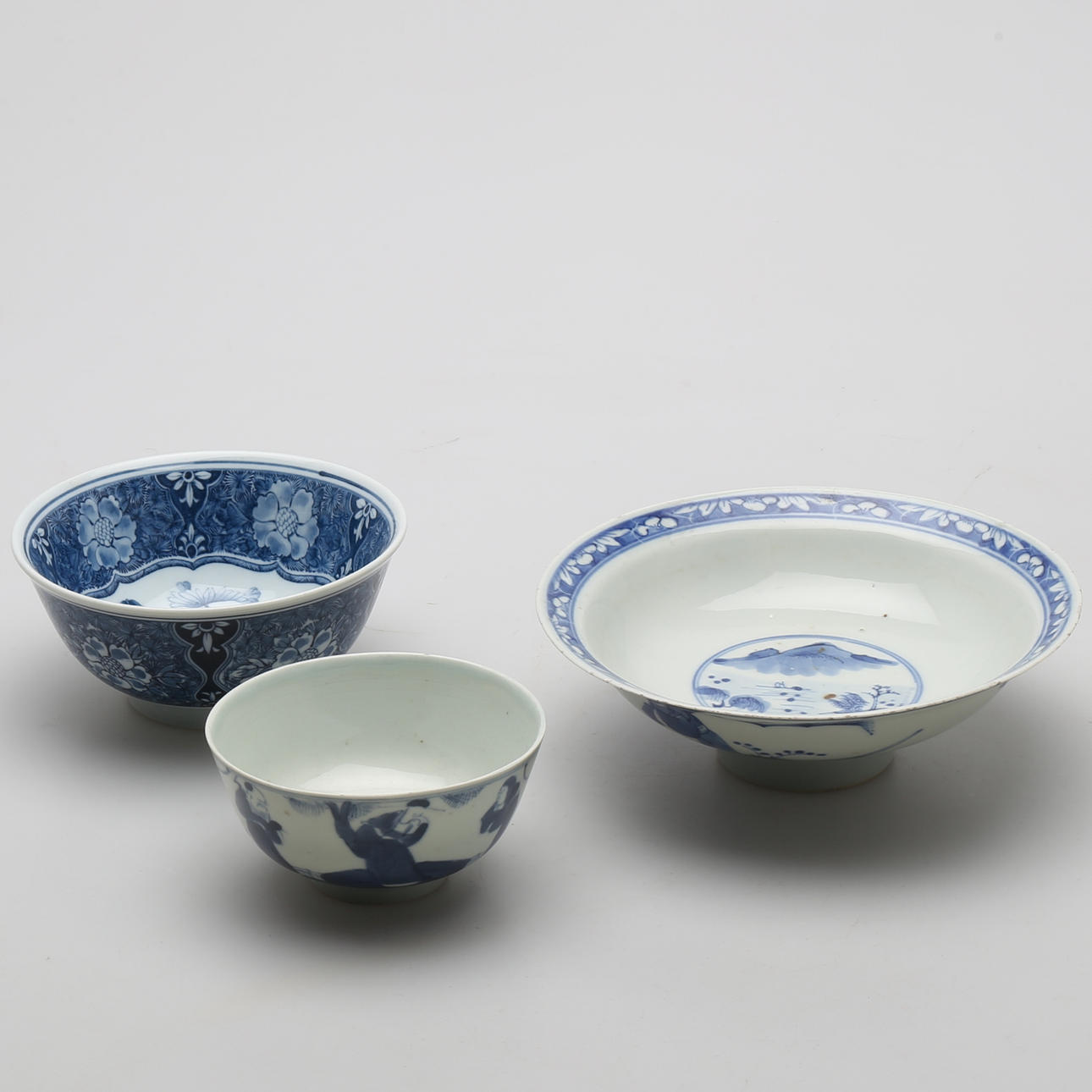 SKÅLAR 2 st samt SKÅL PÅ FOT, porslin Kina sannolikt 1900-talets mitt.