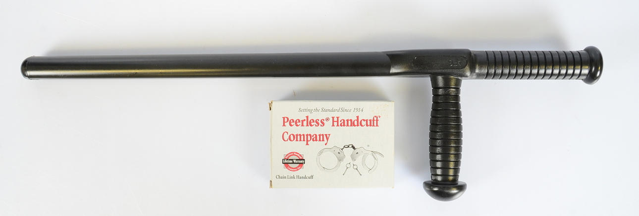 POLISBATONG SAMT HANDKLOVAR, Usa.