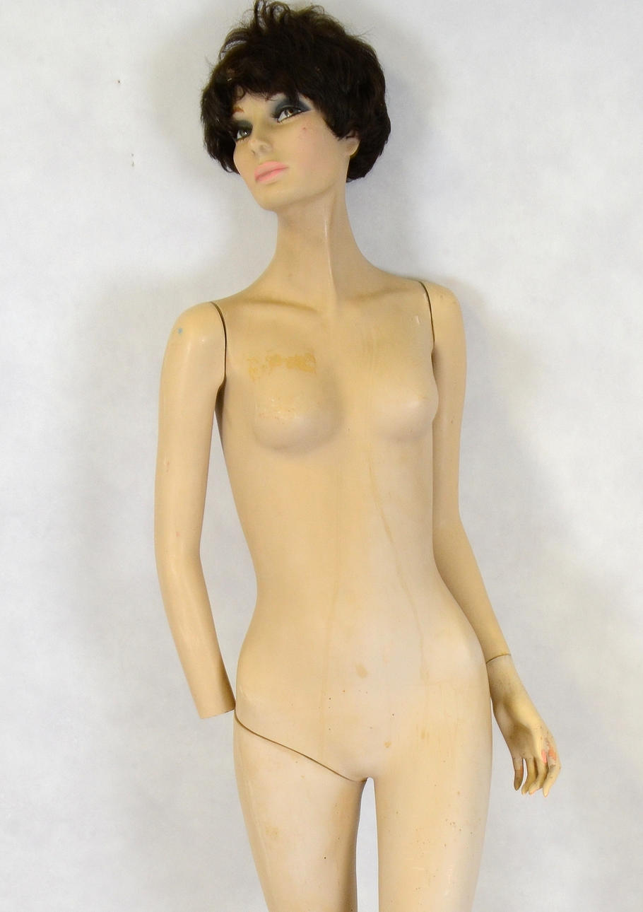 SKYLTDOCKA, dam, 1900-talets andra hälft.