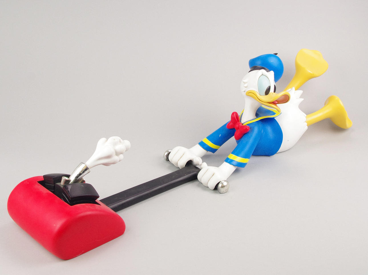 SKULPTUR, Kalle Anka med dammsugare, Disney.