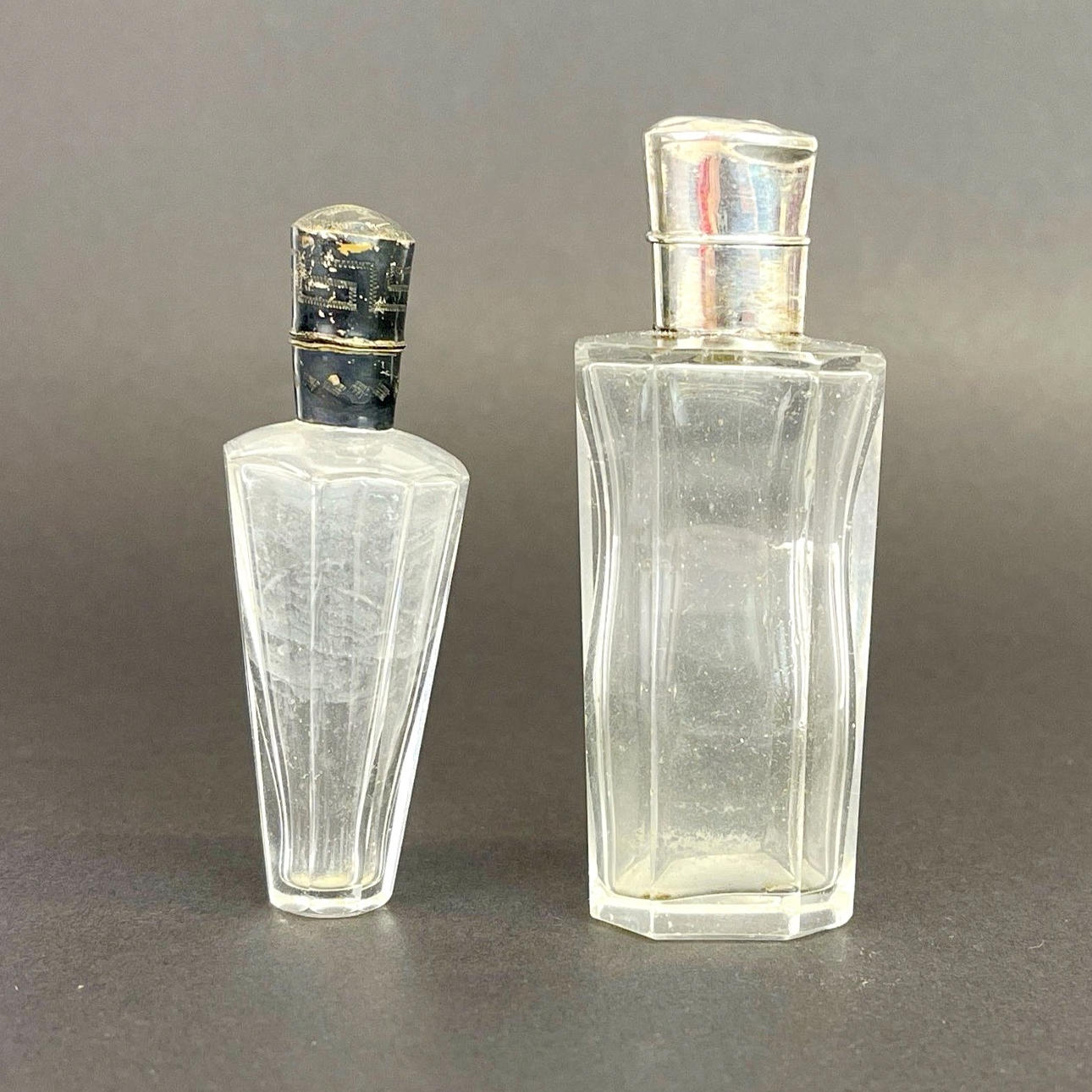 ANTIKA FRANSKA SILVERTOPPADE PARFYMFLASKOR.