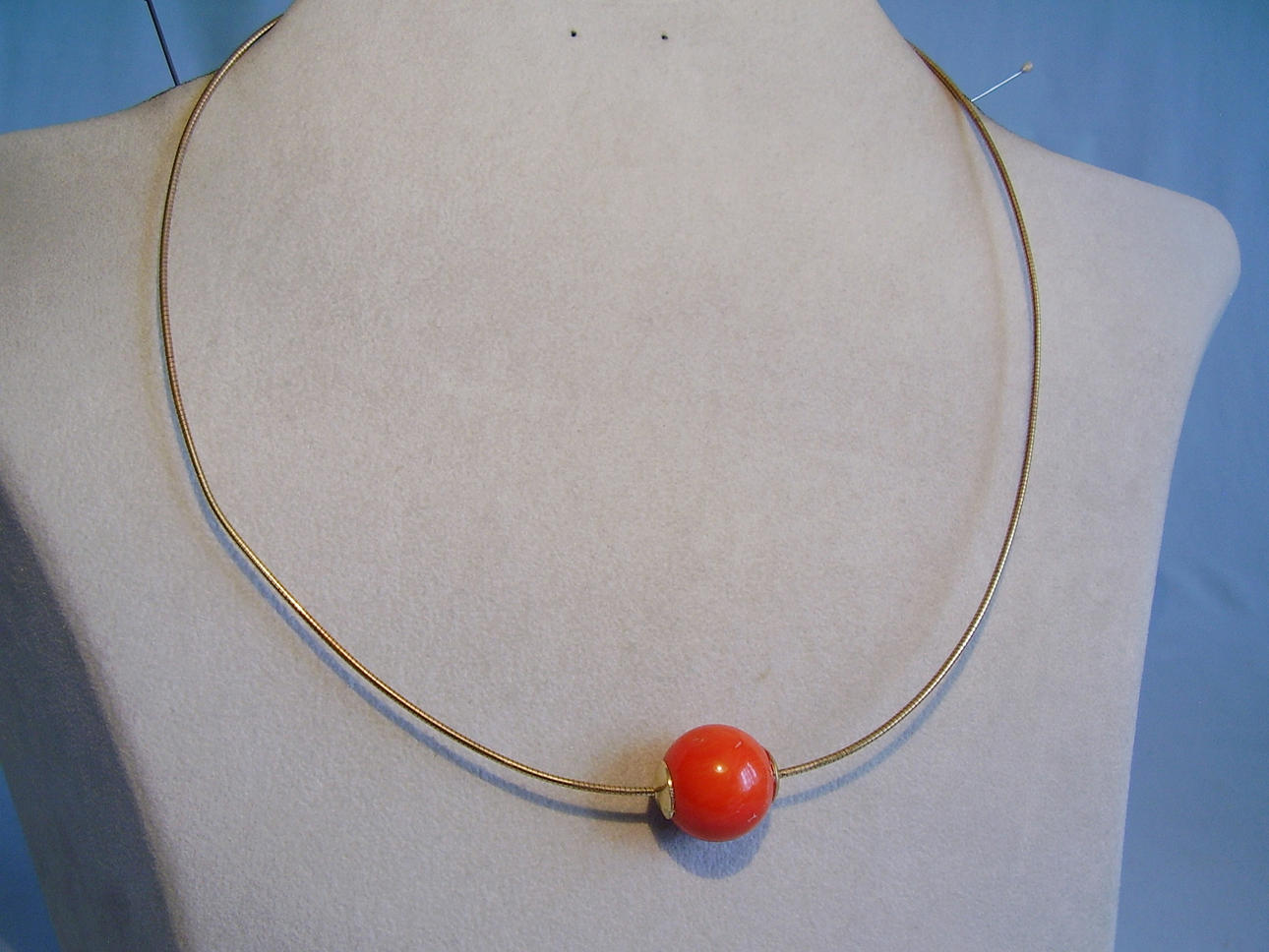 STOR SALMON KORALLBOLL PÅ CHOKER 925 silver helt i gult guld 585 guldpläterade.