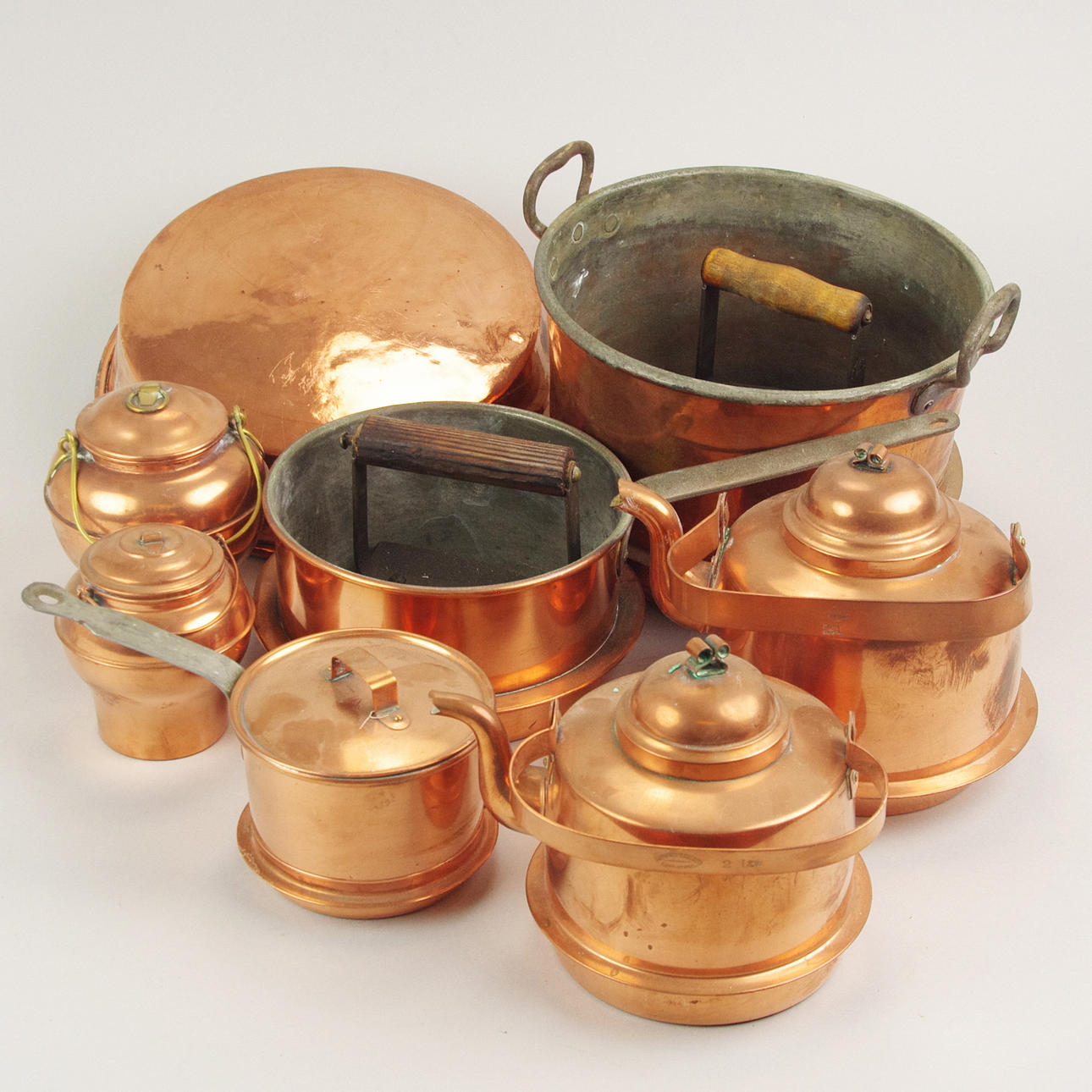 KITTLAR, HINKAR, STRYKJÄRN MM, koppar/gjutjärn.