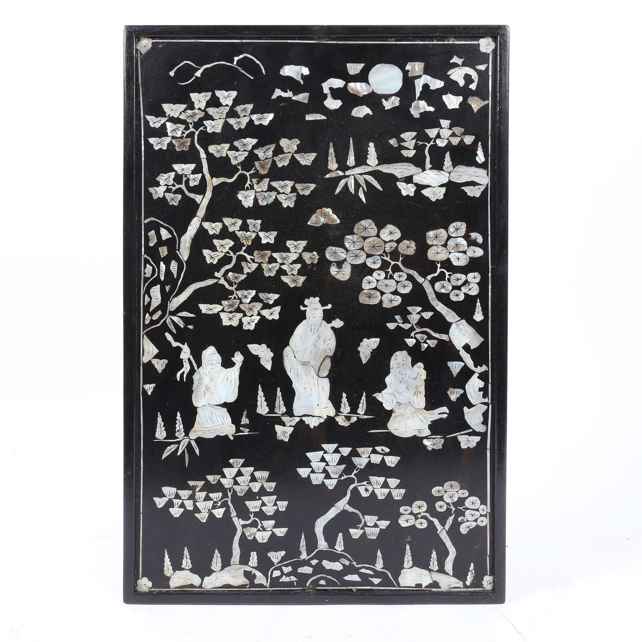 UN PANEL CON INCRUSTACIONES DE NÁCAR CHINO.