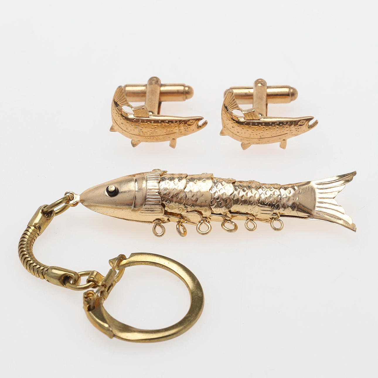 MANSCHETTKNAPPAR & NYCKELRING, fiskar, mässing, ABU.