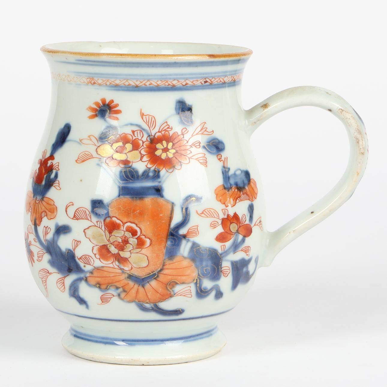 A CHINESE IMARI PATTERN TANKARD, 19TH CENTURY.