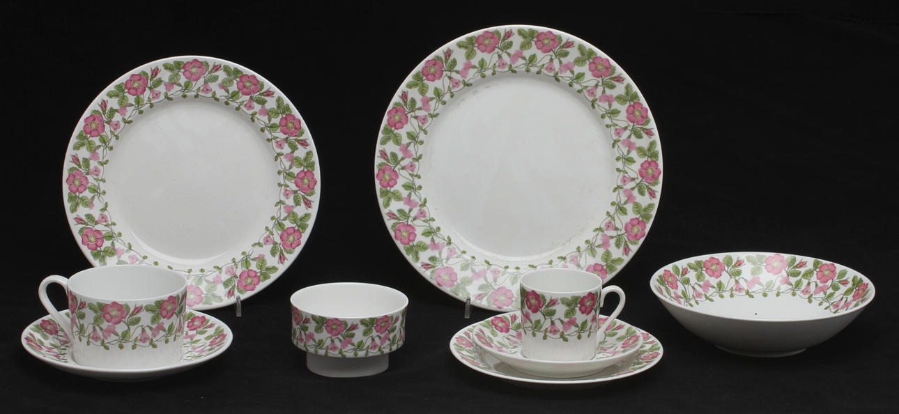 MAT-, TE- och KAFFESERVIS, ca 430 delar, porslin, "Törnrosa" Design Margareta Hennix/ Calle Blomqvist 1968-70, Gustavsberg.